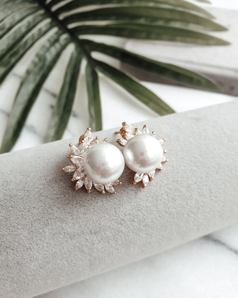 bridal_gold_pearl_stud_earrings_Kira