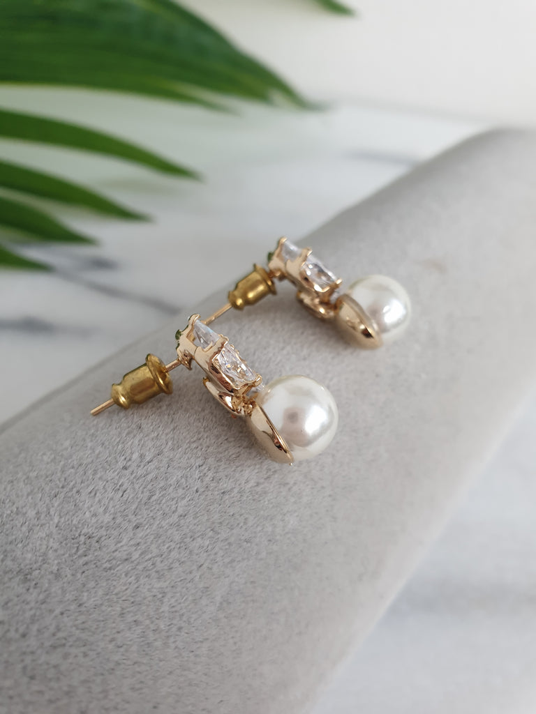 Gold_stud_pearl_earrings_for_bride