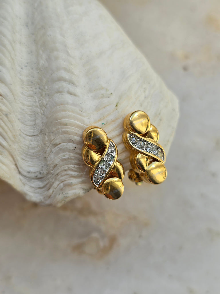 Vuntage gold tone clip on earrings