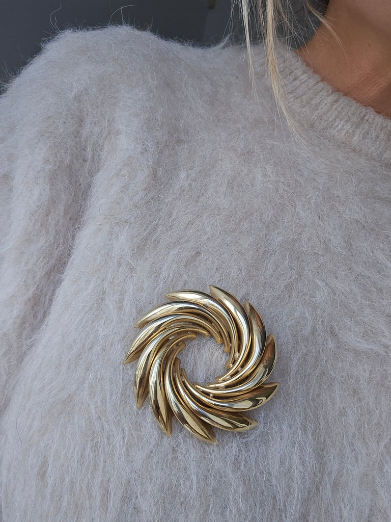Vintage swirl gold tone brooch