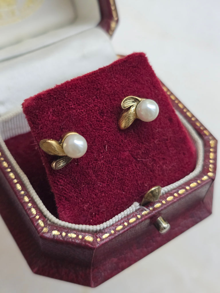 Tiny earrings with faux pearls