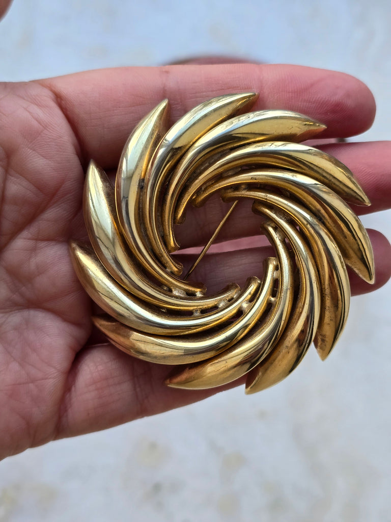 Vintage swirl gold tone brooch