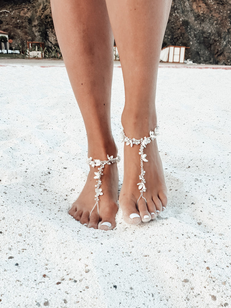 Wedding_barefoot_sandals_with_white_flowers
