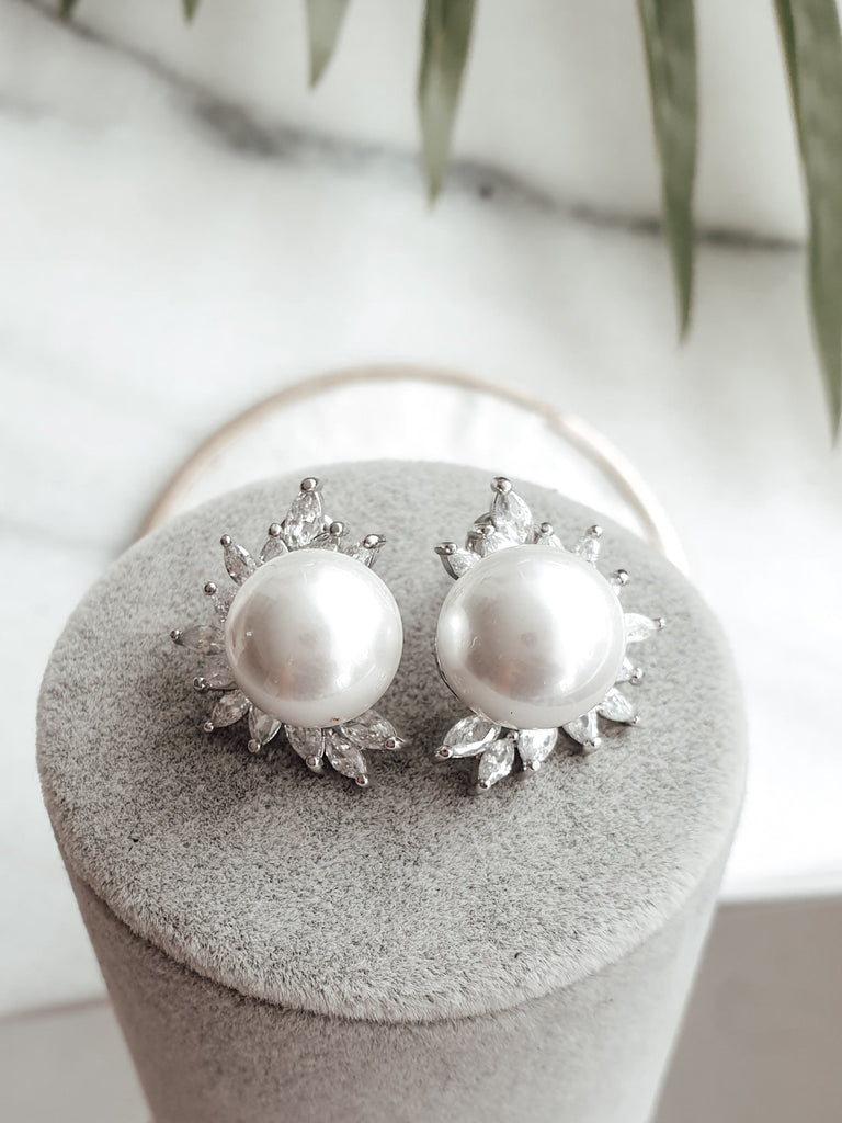 bridal_silver_pearl_stud_earrings_Kira