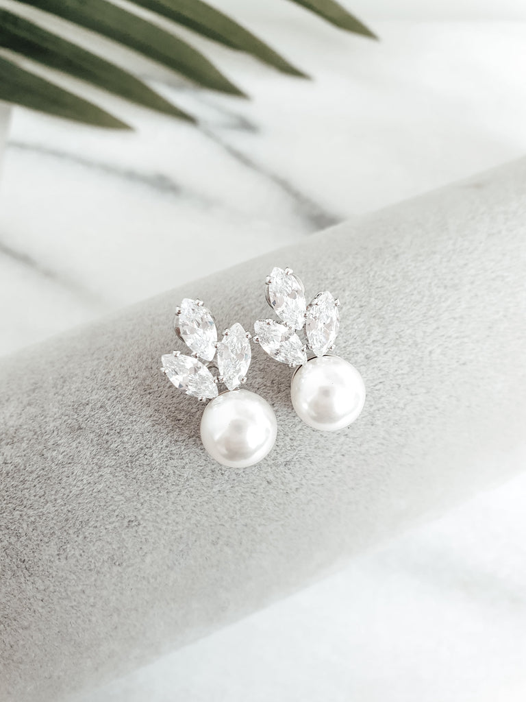 bridal_silver_pearl_earrings_Fifi